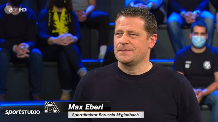 Max Eberl, Manager von Fußball-Bundesligist Borussia Mönchengladbach, hat sich in der „ZDF“-Fernsehsendung „das aktuelle sportstudio“ am Samstag (11. Dezember 2021) zur aktuellen Krisensituation bei der Fohlen-Elf geäußert. Der 48-Jährige blickt in Richtung des Moderators Jochen Breyer.