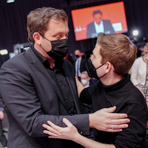 Kevin Kühnert (r), designierter SPD-Generalsekretär, gratuliert Lars Klingbeil, neugewählter SPD-Parteivorsitzender, beim Bundesparteitag ihrer Partei.