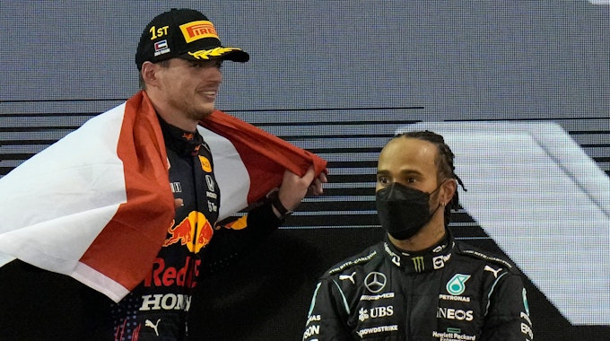 Max Verstappen feiert, Lewis Hamilton klatscht Beifall.