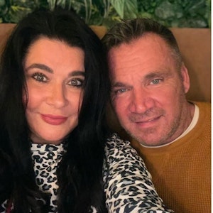 Iris Klein mit ihrem Mann Peter Klein. Das Selfie lud die Mutter von Daniela Katzenberger und Jenny Frankhauser am 11. Dezember 2021 auf Instagram hoch.