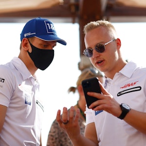 Nikita Mazepin zeigt Mick Schumacher etwas auf seinem Handy.