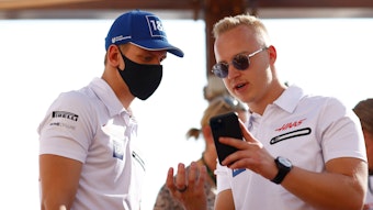 Nikita Mazepin zeigt Mick Schumacher etwas auf seinem Handy.