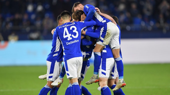 FC Schalke 04 feiert den Sieg über Nürnberg.
