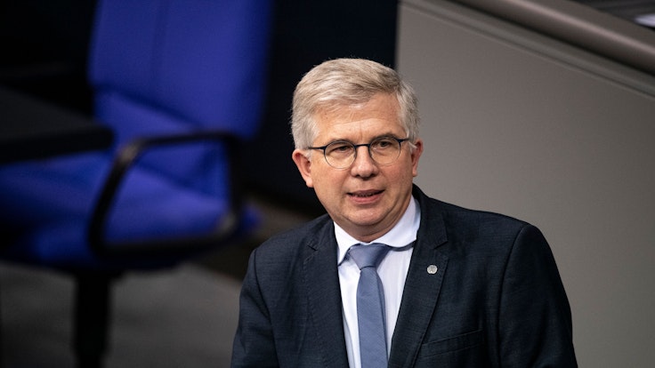 FDP-Gesundheitsexperte Andrew Ullmann (hier 2019 im Bundestag) hat erstmals eine Strafhöhe für Impfverweigerer in die Debatte um eine Impfpflicht eingebracht.