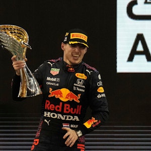 Max Verstappen bei der Siegerehrung in Abu Dhabi