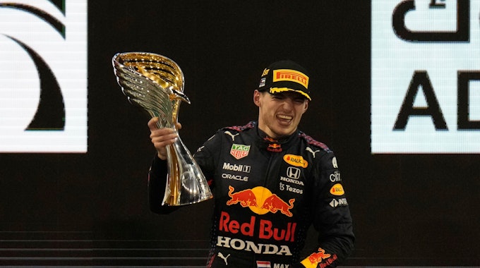 Max Verstappen bei der Siegerehrung in Abu Dhabi
