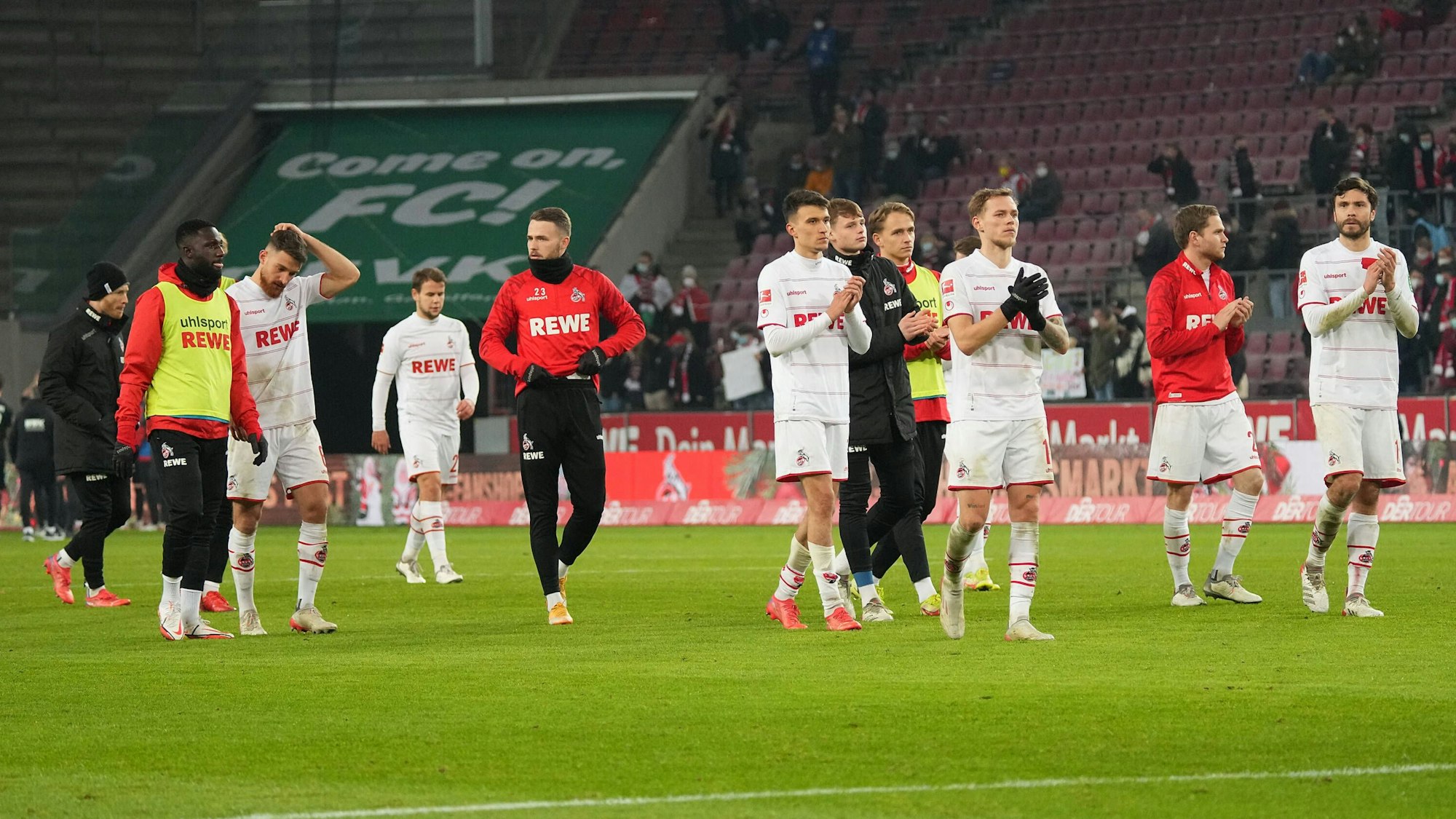 Die Spieler des 1. FC Köln bedanken sich nach dem 0:2 gegen den FC Augsburg bei ihren Fans.