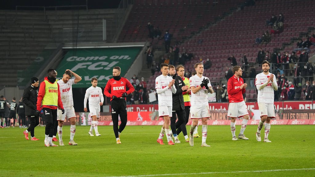 Die Spieler des 1. FC Köln bedanken sich nach dem 0:2 gegen den FC Augsburg bei ihren Fans.