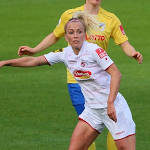 Mandy Islacker spielt für den 1. FC Köln gegen Carl Zeiss Jena.
