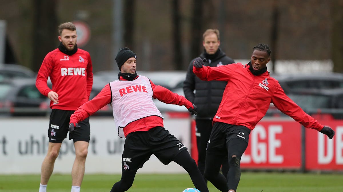FC-Angreifer Mark Uth ist zurück auf dem Platz und im Zweikampf mit Kingsley Ehizibue am 12. Dezember in Köln direkt wieder voll dabei.