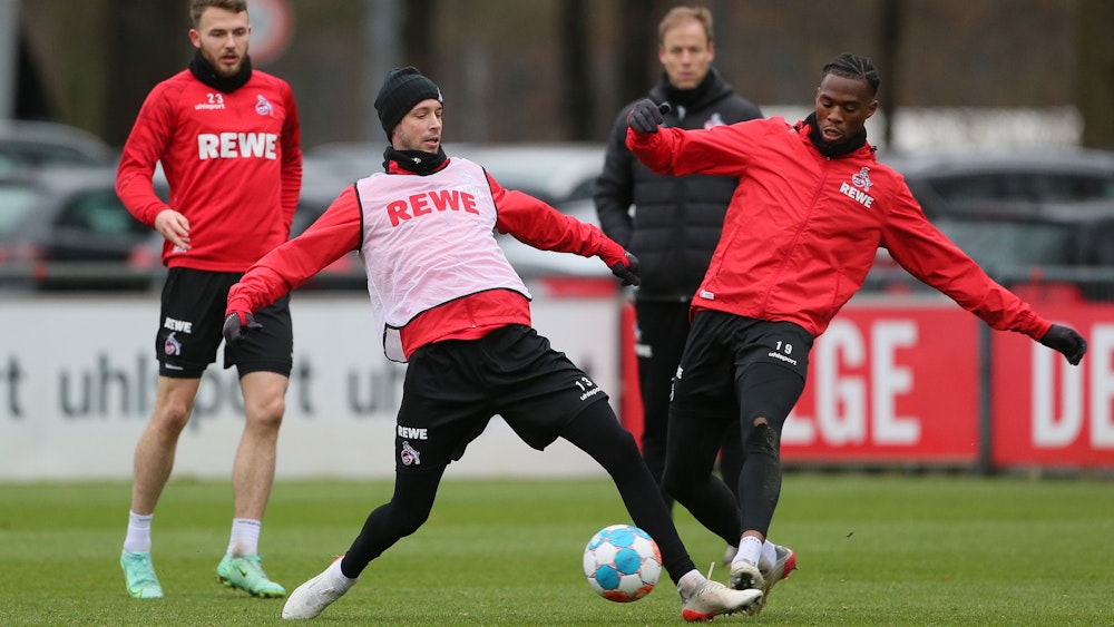 FC-Angreifer Mark Uth ist zurück auf dem Platz und im Zweikampf mit Kingsley Ehizibue am 12. Dezember in Köln direkt wieder voll dabei.