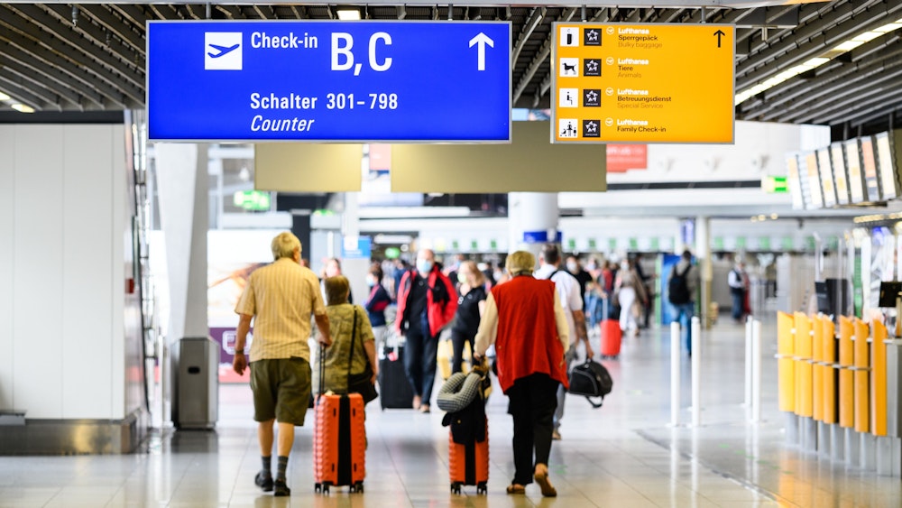 Billige Reisen für 2022 jetzt schon suchen: Hier gibt es Tipps und Tricks. An einem bestimmten Tag bucht man beispielsweise meist günstiger. Unser Foto wurde 2020 am Flughafen Frankfurt/Main gemacht.