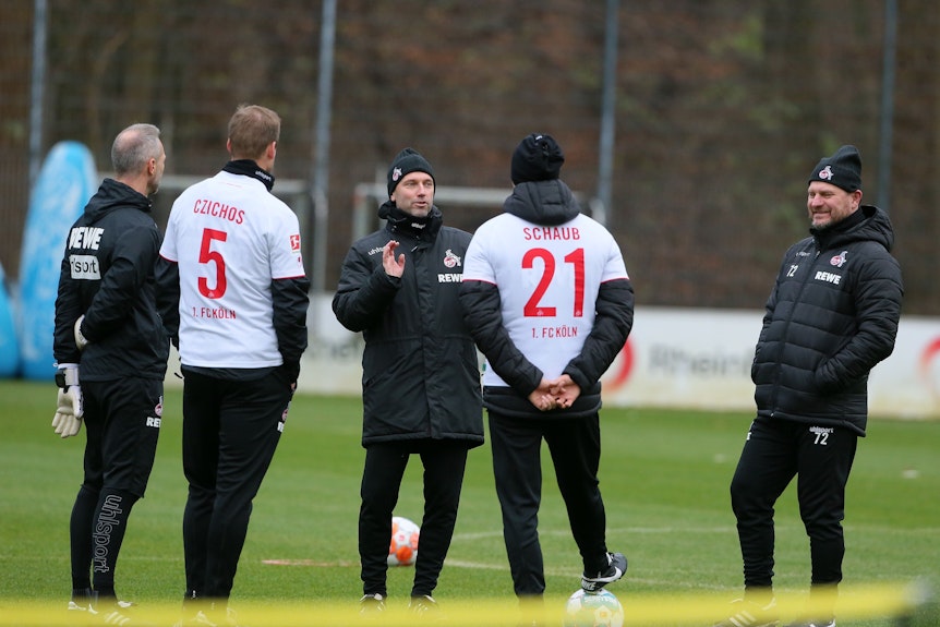 Am 12. Dezember mussten die FC-Co-Trainer Kevin McKenna und René Wagner beim Training in Köln Wettschulden einlösen: McKenna trug das Trikot von Rafael Czichos, Wagner das von Louis Schaub.