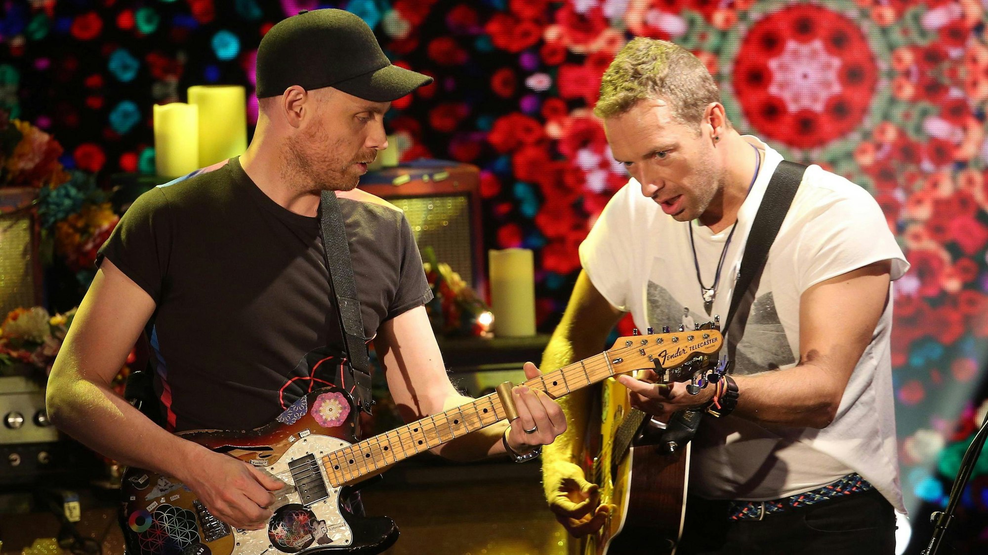 Coldplay-Sänger Chris Martin (rechts, hier zu sehen mit Bandkollege Jonny Buckland am 13. November 2016)