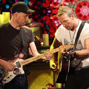 Im Halbfinale von „The Voice“ 2021 kommt es zu einem echten Überraschungs-Auftritt: Erwartet werden die Stars von Coldplay! Unser Bild zeigt Chris Martin (rechts) und Jonny Buckland.