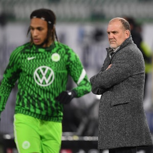 Jörg Schmadtke, Geschäftsführer Sport vom VfL Wolfsburg, im Stadion. Links läuft Wolfsburgs Kevin Mbabu.