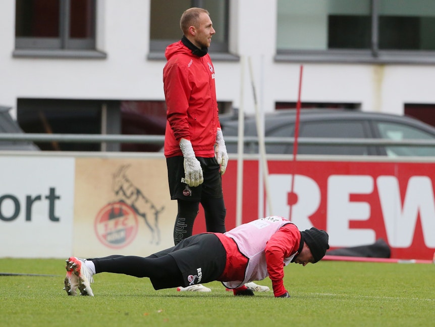 Keine Schonfrist: Mark Uth musste unter den Augen von Kollege Marvin Schwäbe bei seiner Rückkehr ins Mannschaftstraining am 12. Dezember 2021 in Köln direkt 50 Liegestütze ableisten.