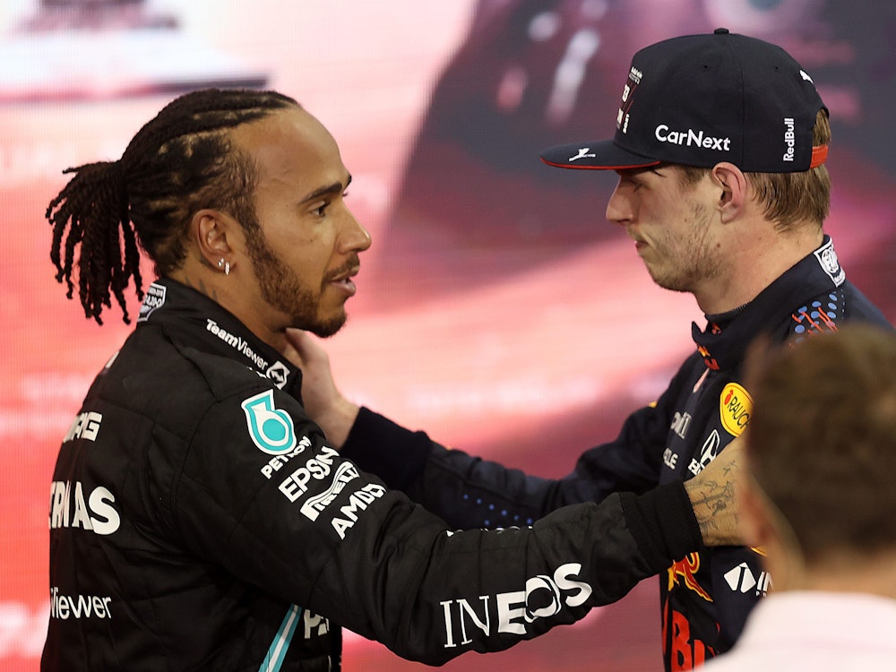 Max Verstappen und Lewis Hamilton nach dem Rennen.