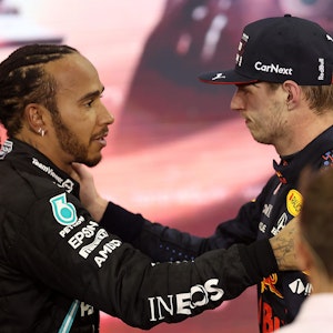Max Verstappen und Lewis Hamilton nach dem Rennen.