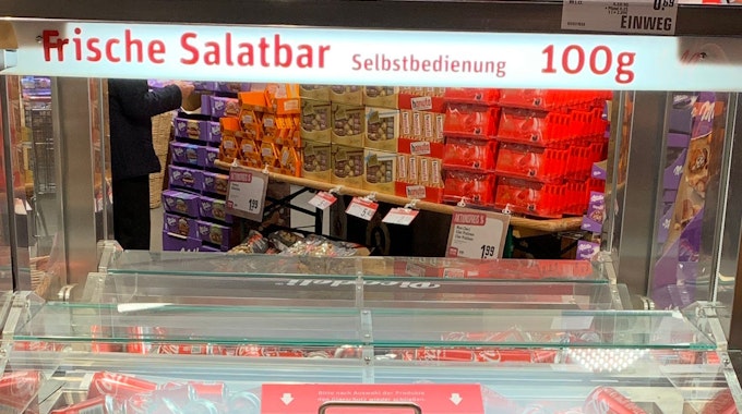 Der Nutzer @te_poztlan teilt auf Twitter ein Foto von einer Rewe-Salatbar mit Cola-Dosen am 9. Dezember.