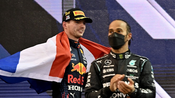 Max Verstappen feiert den WM-Titel der Formel 1 mit einer Fahne der Niederlande