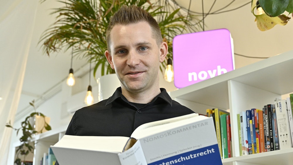 Max Schrems, Datenschutz-Aktivist, im Rahmen eines Fototermins in seinem Büro in Wien.