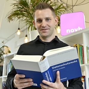 Max Schrems, Datenschutz-Aktivist, im Rahmen eines Fototermins in seinem Büro in Wien.