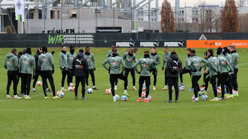 Borussia Mönchengladbach steht in einem Kreis zusammen in einer Trainingseinheit am 3. Dezember 2021 auf dem Trainingsgelände am Borussia-Park.