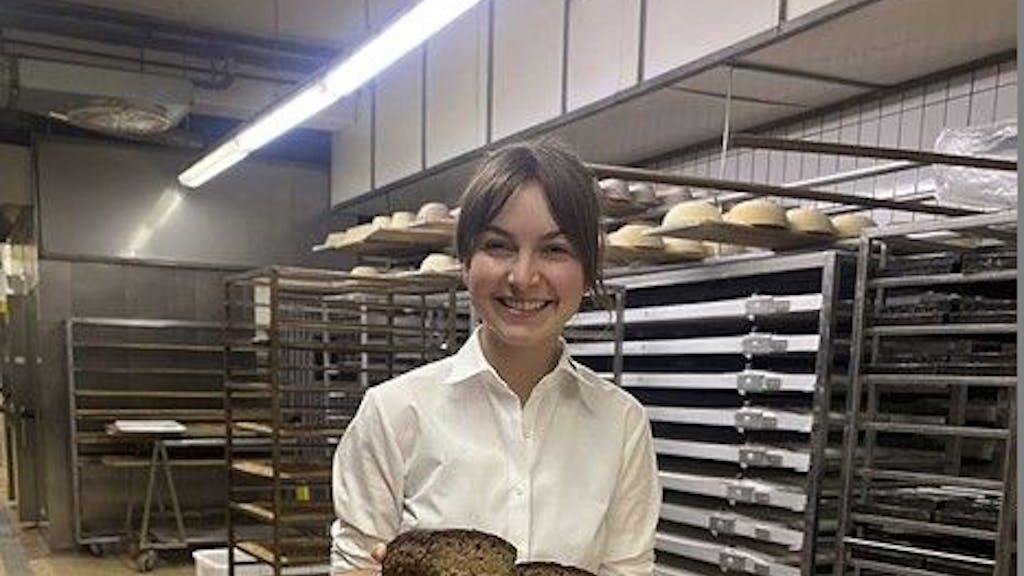 Sophie Hinkel mit ihrem Brot aus Mehlwürmern
