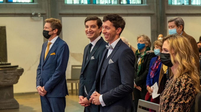 OB-Sprecher Alexander Vogel und sein Ehepartner Dr. Patrick Esser mit ihren Trauzeugen in der Antoniterkirche in Köln