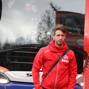 Mark Uth steigt in den Mannschaftsbus des 1. FC Köln.
