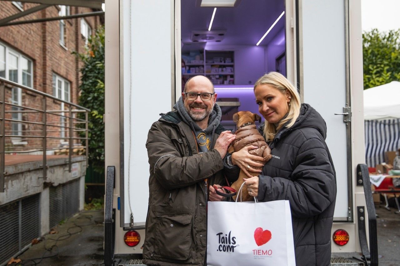 Kölner TV-Star Janine Kunze sammelt Hundefutter-Spenden