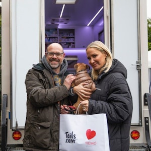 Schauspielerin Janine Kunze und Sportstätten-Chef Lutz Wingerath mit Hund.