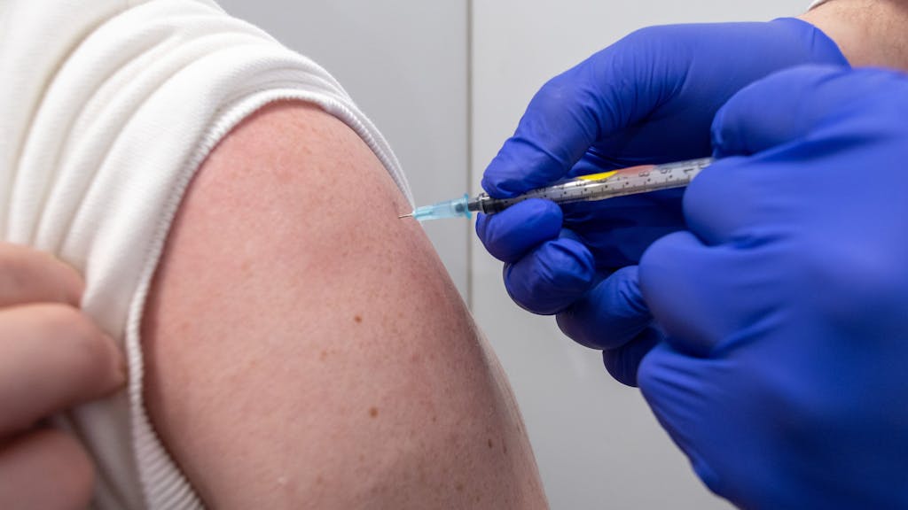 Ein Mann erhält am&nbsp;06.12.2021&nbsp;im neuen Impfzentrum in der IHK Nürnberg seine Boosterimpfung mit Moderna.