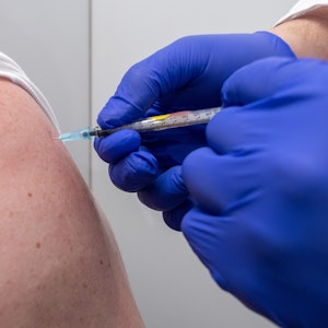Ein Mann erhält am 06.12.2021 im neuen Impfzentrum in der IHK Nürnberg seine Boosterimpfung mit Moderna.