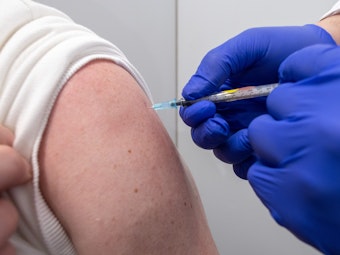 Ein Mann erhält am06.12.2021im neuen Impfzentrum in der IHK Nürnberg seine Boosterimpfung mit Moderna.