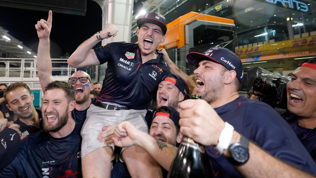Teammitglieder von Red Bull tragen Max Verstappen nach seinem WM-Titel auf Händen.