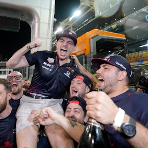 Teammitglieder von Red Bull tragen Max Verstappen nach seinem WM-Titel auf Händen.