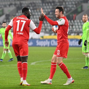 Mark Uth und Kingsley Schindler jubeln für den 1. FC Köln