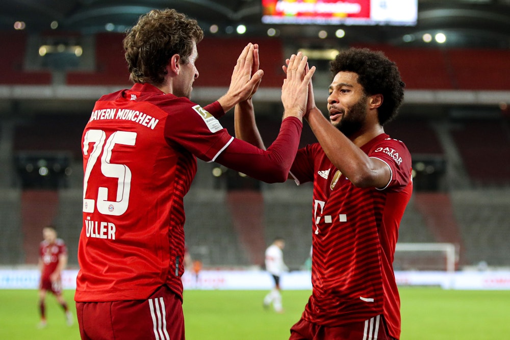 Münchens Thomas Müller () und Münchens Serge Gnabry jubeln über Gnabrys Treffer zum 0:5.