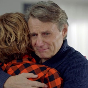 Auf dem Foto verabschiedet er sich unter Tränen von seiner Frau Yvonne Bode und umarmt sie.
