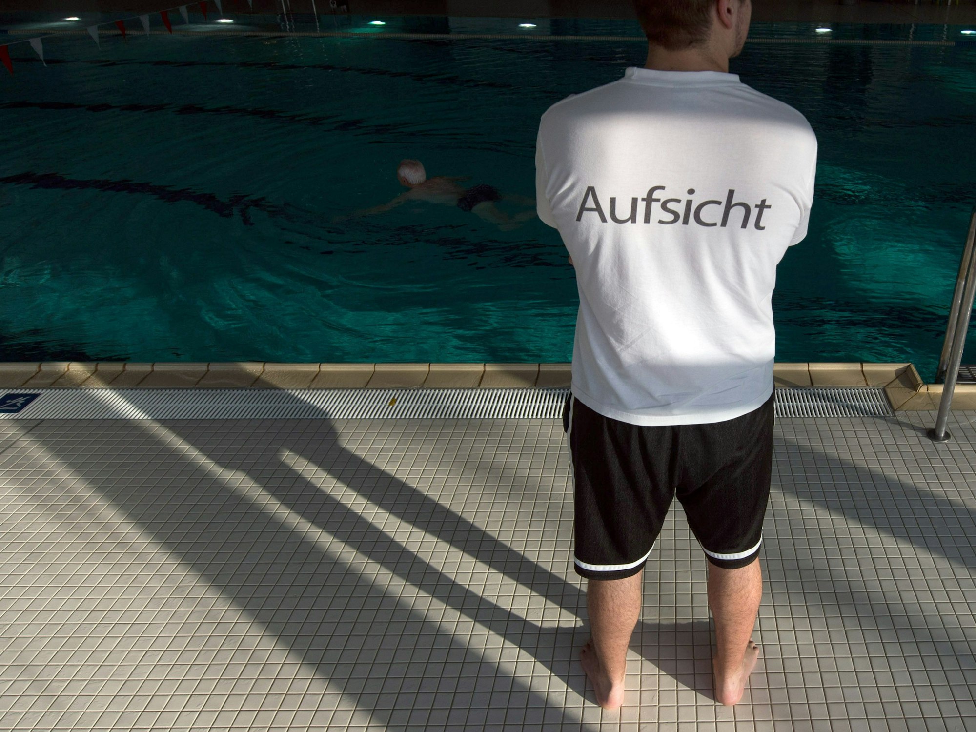 Eine Zeugin entdeckte den toten Jungen im Wasser (hier ein Symbolfoto von einem beliebigen Hallenbad in Deutschland).