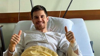 Jonas Hofmann, Spieler von Fußball-Bundesligist Borussia Mönchengladbach, veröffentlicht am 14. Dezember 2021 auf seinem Instagram-Account ein Foto, welches ihn wohlauf nach einer zuvor erfolgten Operation am Knie zeigt. Der Nationalspieler macht die Daumen-hoch-Geste.