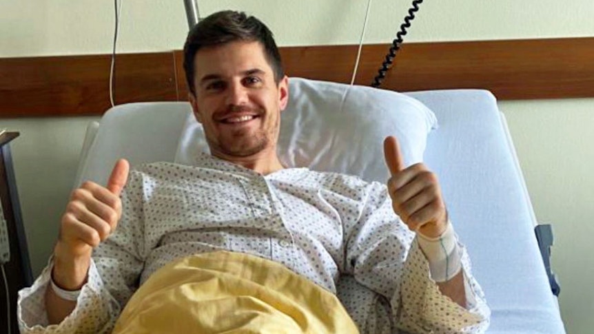 Jonas Hofmann, Spieler von Fußball-Bundesligist Borussia Mönchengladbach, veröffentlicht am 14. Dezember 2021 auf seinem Instagram-Account ein Foto, welches ihn wohlauf nach einer zuvor erfolgten Operation am Knie zeigt. Der Nationalspieler macht die Daumen-hoch-Geste.