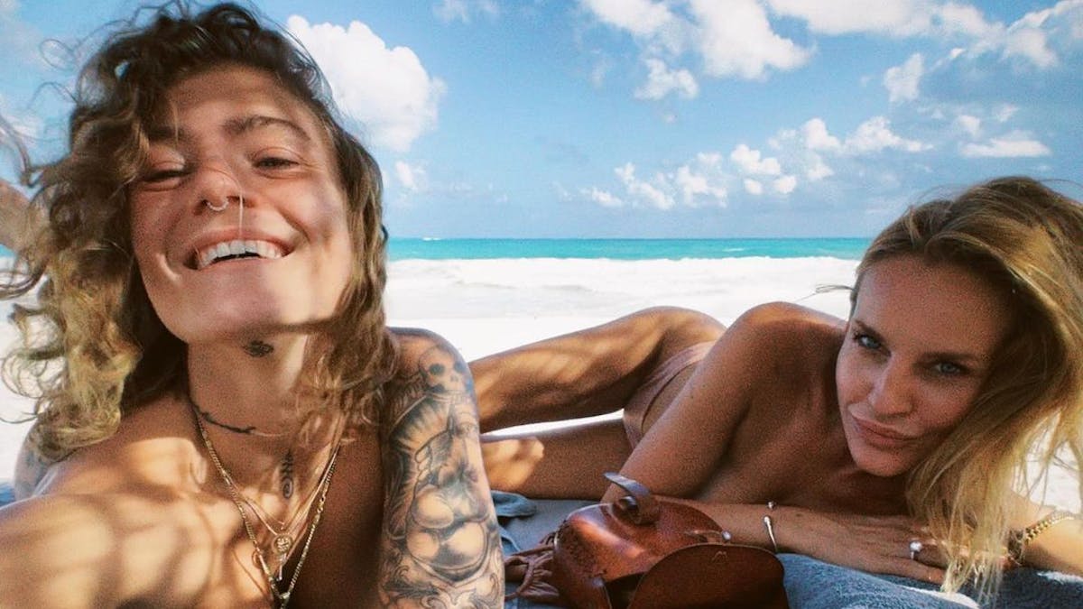 Rebecca Ottke, Tochter von Ex-Box-Weltmeister Sven Ottke, zeigt sich auf einem Selfie mit einer Freundin am Strand.