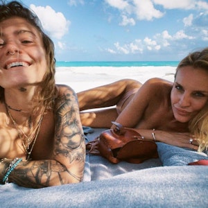 Rebecca Ottke, Tochter von Ex-Box-Weltmeister Sven Ottke, zeigt sich auf einem Selfie mit einer Freundin am Strand.
