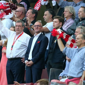 FC-Präsident Werner Wolf und Geschäftsführer Alexander Wehrle singen im Rhein-Energie-Stadion.