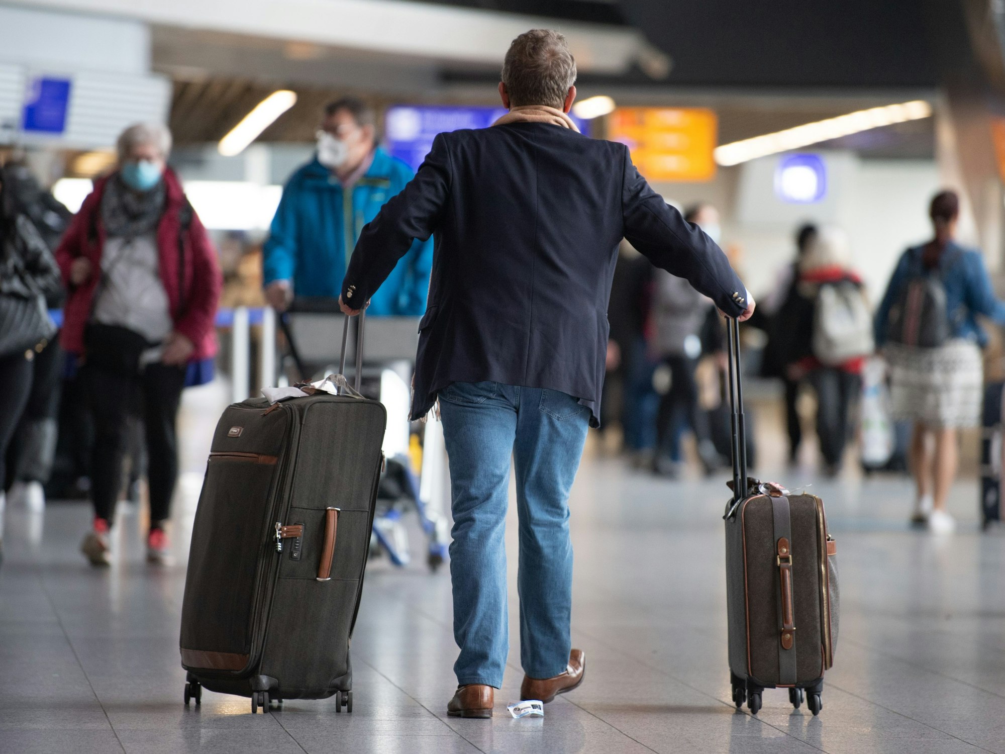 Ein Passagier läuft mit seinem Gepäck am Flughafen Frankfurt.