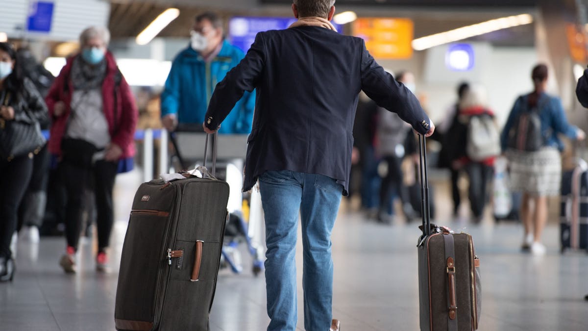 Ein Passagier läuft mit seinem Gepäck am Flughafen Frankfurt.&nbsp;