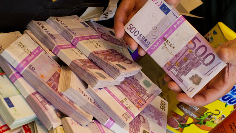 Beschlagnahmte Euroscheine sind am Freitag (16.03.2012) im Finanzministerium in Berlin am Rande der Vorstellung der Zoll-Bilanz 2011 zu sehen.